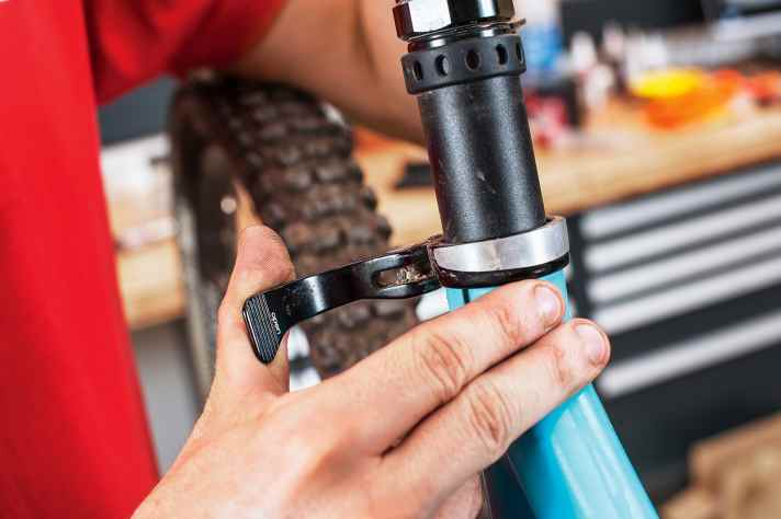   Sattelklemme zu fest angezogen: An der Sattelklemme ist das richtige Drehmoment besonders schwer abzuschätzen. Sitzt die Klemme zu fest, fährt unter Umständen die Teleskopstütze nicht mehr richtig aus oder ein. Rockshox empfiehlt für die Reverb beispielsweise 6,7 Nm. Verwenden Sie am besten eine geschraubte Sattelklemme.