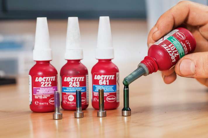   Loctite zur Sicherheit Mit der richtigen Schraubensicherung lösen sich Schrauben nicht mehr ungewollt und bleiben trotzdem demontierbar (falls gewünscht). Loctite gibt es in verschiedenen Festigkeiten – die straffsten sind nur mit Heißluftfön lösbar. Hier sollte man auf den Einsatzbereich achten.