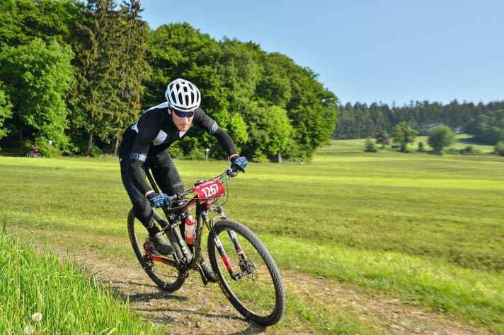   Beim BIKE-Marathon in Willingen ist leichtes Material gefragt. Das Streckenprofil ähnelt einem Sägeblatt, und es gibt viele, schnelle Passagen, wo man ordentlich Tempo machen kann. Obwohl diese Strecke für Hardtails maßgeschneidert ist, war das leichte Numinis von Centurion absolut kein Nachteil, auch wenn der Federweg nur selten genutzt wurde. 