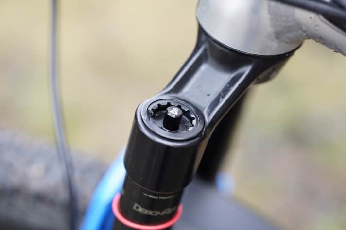   Liebe zum Detail: Um noch das letzte Gramm herauszuschinden verzichtet Rockshox sogar auf die große Ventil-Abdeckung. Ob Ansammlungen von Dreck und Schmutz den Gewichtsvorteil zunichte machen?