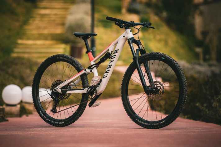 Die Eckdaten zum Neuron YH: 130 Millimeter Federweg, 13,6 Kilo Gesamtgewicht und ein Preis von 1499 Euro.