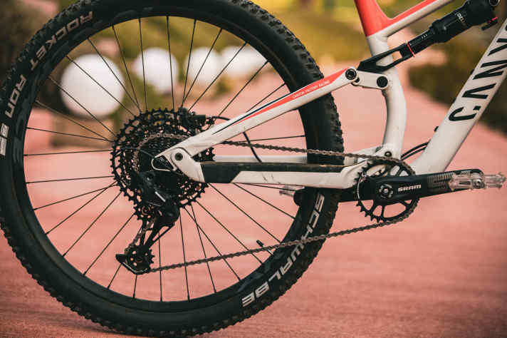 Die Kids schalten wie die Großen mit einer 1x12-Schaltung von Sram. Bei der Kurbel setzt Canyon auf 170 Millimeter Kurbelarmlänge.
