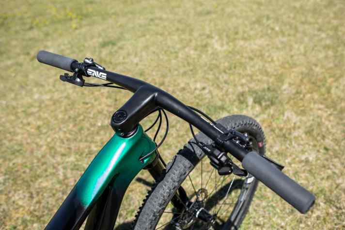   Für die Cannondale-Teamfahrer fertigt Enve eine maßgescheiderte Lenker-Vorbau-Einheit aus Carbon.