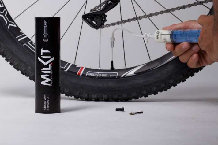   Viele scheuen sich bei der Montage vor einer klebrigen Dichtmilch-Sauerei. Mit dem Milkit Tubeless Conversion Kit wird der Reifen trocken aufgezogen und anschließend die Dichtmilch hineingepumpt. Das erspart lästiges Wischen nach der Montage. 