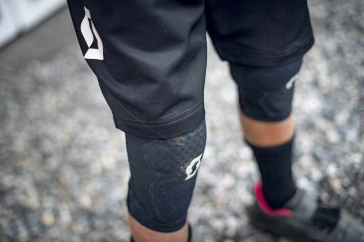 Schutzausrüstung wie Knieprotektoren gibt's in allen Größen und Formen – auch für zarte Kinderbeine.