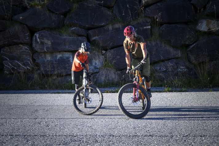 Mit Balance-Challenges kann man die Kinder motivieren.