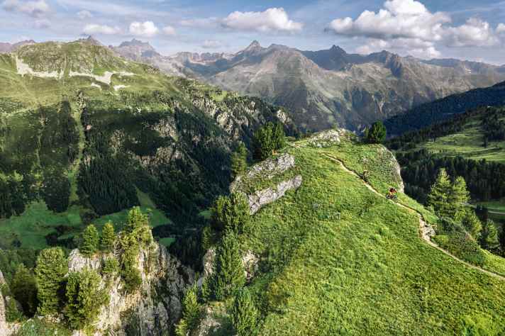   Der Trail zum Sassgalunkopf hinauf (Tour 4) ist eine Sackgasse. Der kurze Abstecher lohnt sich aber wegen des Breitwandpanoramas. Das Bike lässt man besser unten stehen – der Pfad hat es fahrtechnisch in sich.