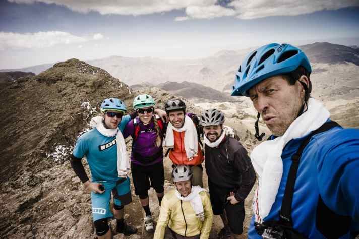   Eine Gruppe Biker um Abenteurer und Starfotograf Dan Milner in Äthiopien. Natürlich alle mit Helm!