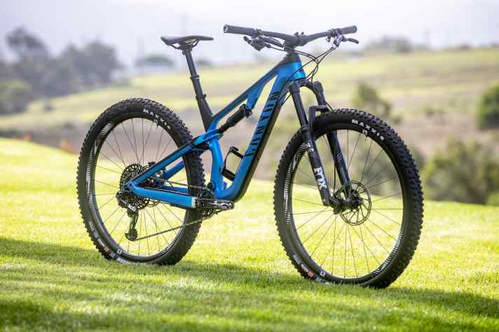   Das Neuron CF ist der Nachfolger der Nerve CF, das zu den erfolgreichsten Mountainbike-Fullys der Koblenzer zählte. Seit 2017 läuft das Touren-Fully im Canyon-Programm übrigens unter dem Namen Neuron.