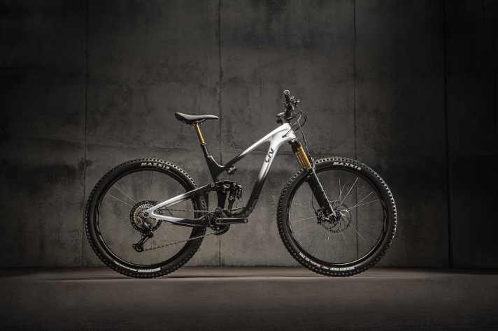 Das Top-Modell des neuen Intrigue Advanced Pro mit elektronischem Fox-Fahrwerk, Carbon-Laufrädern und einem Shimano XTR/XT-Mix.