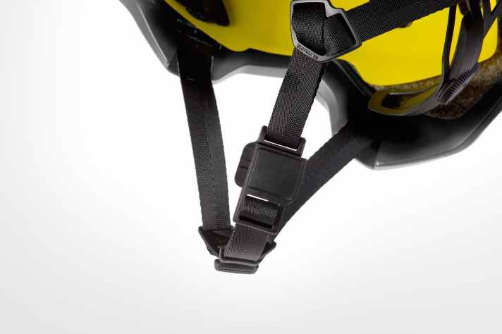   Der magnetische Fidlock-Gurtverschluss schnappt zuverlässig ein und lässt sich mit einer Hand öffnen.