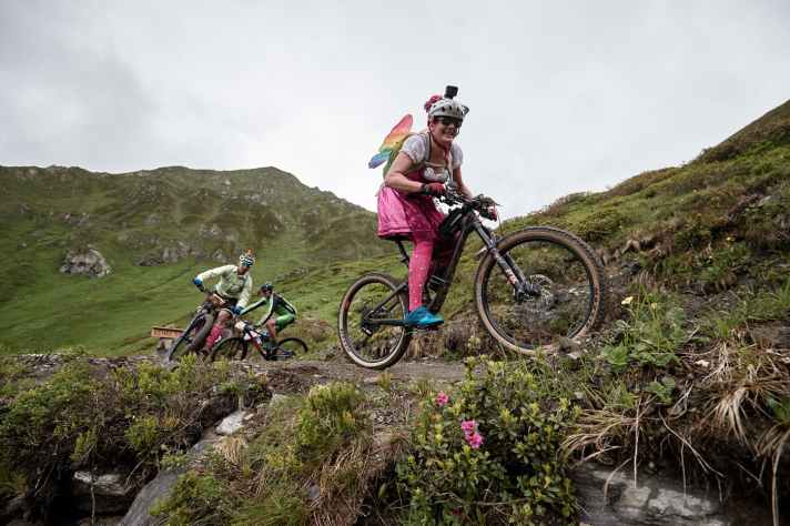   Natürlich fahren vorne an der Spitze die Profis um den Titel. Aber genauso wichtig ist der Spaß am Mountainbiken. Das ist die Transalp!