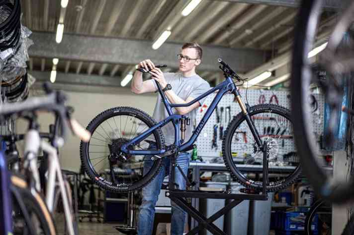   Rose Bikes warnt: Kunden müssen wegen nicht lieferbaren Komponenten 2021 mit Verzögerungen bis zu sechs Monaten rechnen. Ein Problem, das die gesamte Mountainbike-Branche trifft.