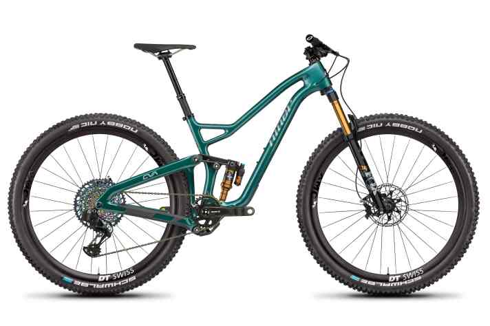   Jet 9 RDO 5 Sterne LTD: Sram X01 Eagle AXS mit den DT-Swiss XMC 1200 Laufrädern, Sram G2 RSC Ultimate Bremsen, der Eagle XG-1299 Rainbow-Kassette und einem Kampfgewicht von zirka 10,5 Kilo für 9999 Euro.