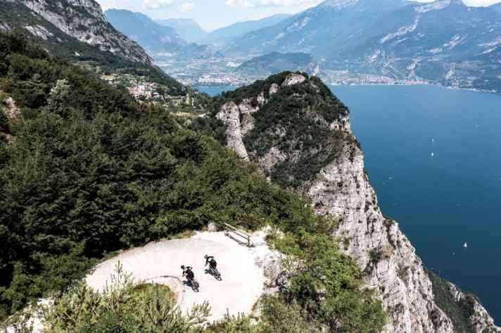   Klassiker für die finale Abfahrt: Die <a href="https://de.wikipedia.org/wiki/Bike_Transalp#Geschichte" target="_blank" rel="noopener noreferrer nofollow">BIKE Transalp</a>  2021 führte über den legendären Tremalzo-Pass nach Riva hinunter.