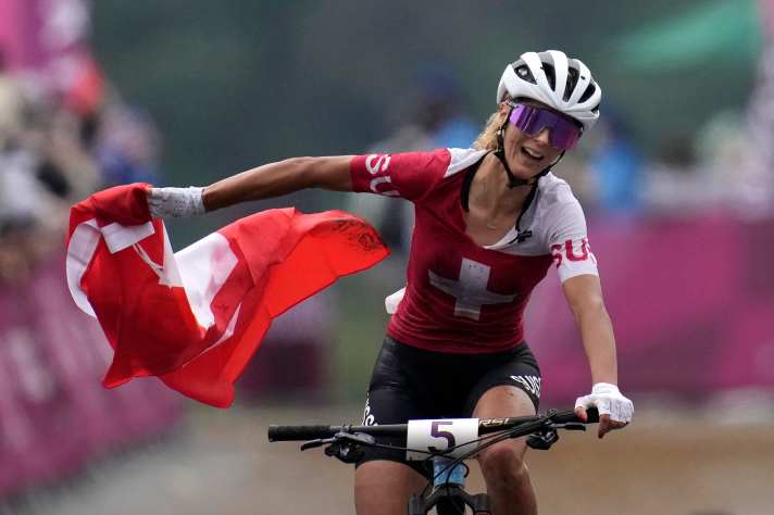   Mit der Schweizer Fahne in der Hand über die Ziellinie: Jolanda Neff blieb sich auch bei den Olympischen Spielen ihrem Dresscode treu. Kurze Handschuhe und eine große, verspiegelte Brille.