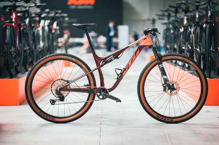 Das Marathon-Fully Scarp setzt auf 100 Millimeter Federweg und kommt in allen Modellen ohne Teleskop-Sattelstütze. Ein Racer im klassischen Format. Ab 2149 Euro in Aluminium und ab 3199 Euro in Carbon. | n.