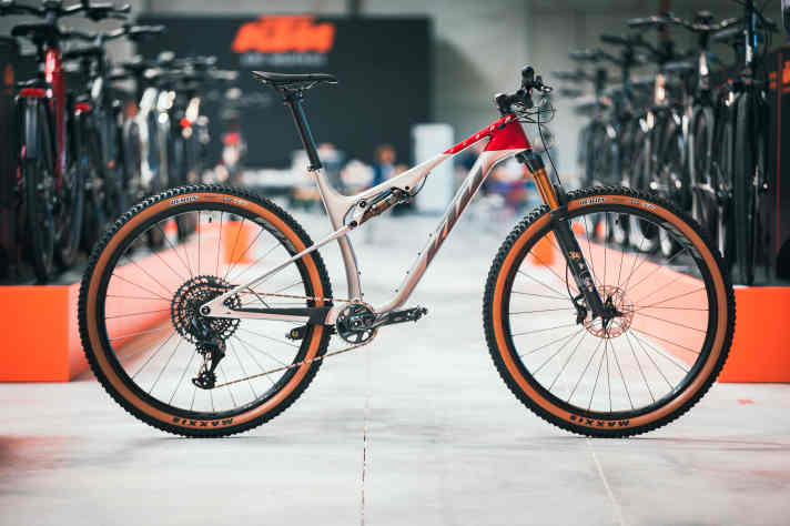 Mit dem Scarp MT mit 120 Millimetern Hub bietet KTM ein schnelles Bike für Rennen und Alltag an. Die beiden Topmodelle kommen aus Gründen des Gewichts ohne, alle anderen Modelle mit Variostütze. Los geht's bei 2999 Euro, dann schon mit Carbonrahmen. | n.