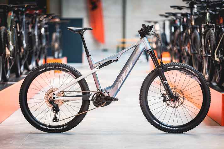   Das Touren-Bike Macina Lycan soll mit 140 Millimetern Hub und 27,5-Zoll-Reifen leicht zu fahren und komfortabel sein. Neu ist wie beim Macina Chacana die minimalistische Dämpferanlenkung. Mit dem neuen Bosch-System kostet das Bike mindestens 4699 Euro, sonst beginnen die Preise bei 4399 Euro.