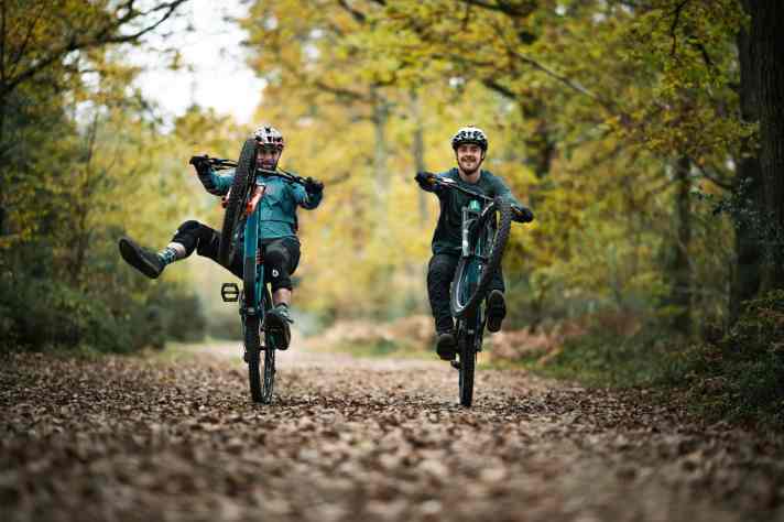   Die Freerider im Focus-Team, Olly Wilkins und Ben Deakin, geben dem neuen Jam im <a href="https://youtu.be/o9_BGP8OR1g" target="_blank" rel="noopener noreferrer nofollow">Launch-Video</a>  die Sporen und scheuchen das All Mountain auch über fette Sprünge. Dazu passt die bergablastige Ausrichtung des Bikes nach wie vor sehr gut.
