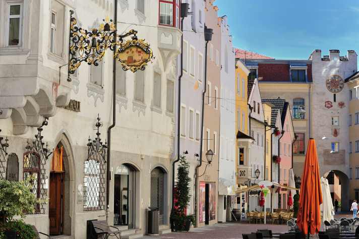   Mit dem Schwung aus den Trail-Kehren des Herrnsteigs geht's ins Ziel in die Altstadt von Bruneck.