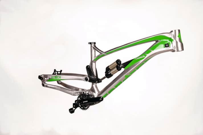 Nach dem Polieren und Lackieren sieht der Rahmen für das BIKE Project: Europe nun so aus. Leuchtend grüne Decals und am Unterrohr der Modellname - das ist das erste Ergebnis und Mitbringsel von unserem Hausbesuch beim deutschen Bikeproduzenten Alutech. | h.