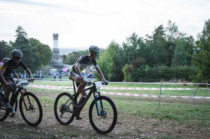 Vor der Kulisse des Harkortturm in Wetter (Ruhr) gingen Elias Hückmann und die anderen Biker auf die XCO-Strecke.