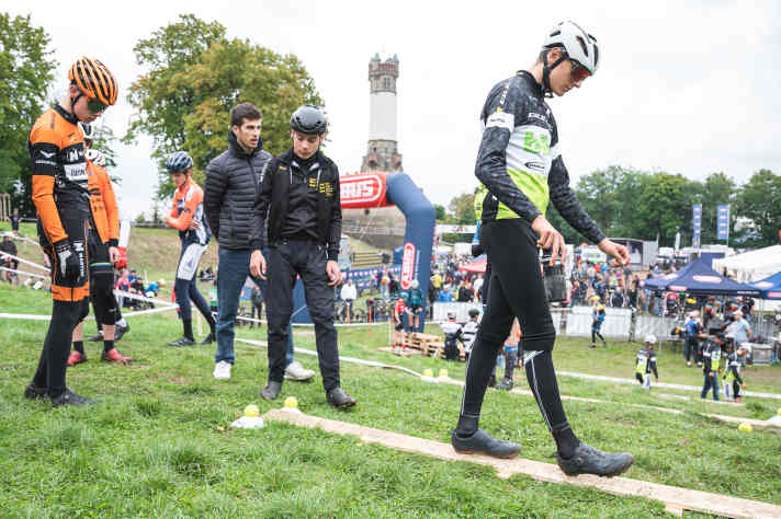 Max Ebrecht bei der Begehung des Trialparcours in Wetter.