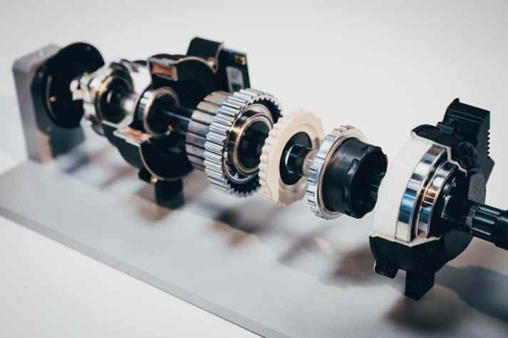 Die Harmonic Pinring Technologie basiert auf einem gänzlich eigenen Funktionsprinzip. Klassische Getriebe-Zahnräder sucht man im gesamten Motor vergeblich. Der Vorteil: Weniger Teile, die sich bewegen, mehr Zähne, die bei der Kraftübertragung ineinandergreifen. So wird das Getriebe rekordverdächtig klein und leise.