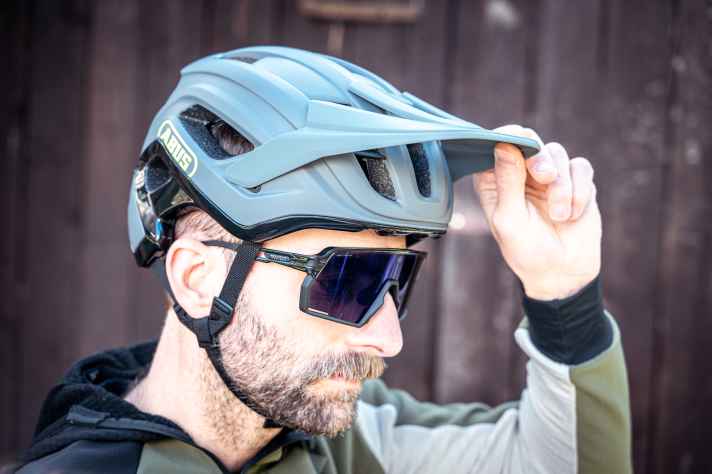 Die Visierverstellung ist leichtgängig. Eine Goggle hat locker darunter Platz. Eine passende Öffnung für die Sonnenbrille gibt es aber nicht