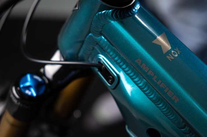 Die Schweißnähte am neuen Nox Amplifier P2 lassen es unschwer erkennen: Hier kommen Alu-Fans auf ihre Kosten.