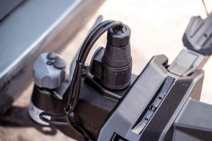 Dafür sitzt der Stecker auf einer soliden Halterung direkt an der Kupplung