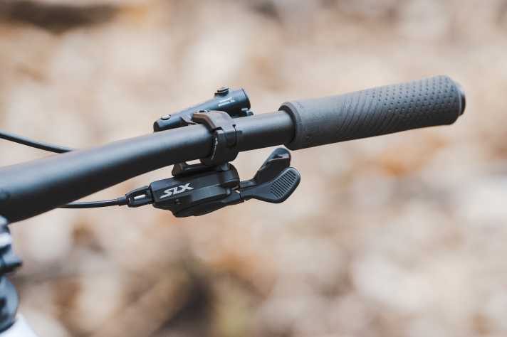 Mechanisch und bewährt: Die Shimano SLX Schaltung steht dem preisattraktiven Canyon Lux Trail CF7 gut zu Gesicht.