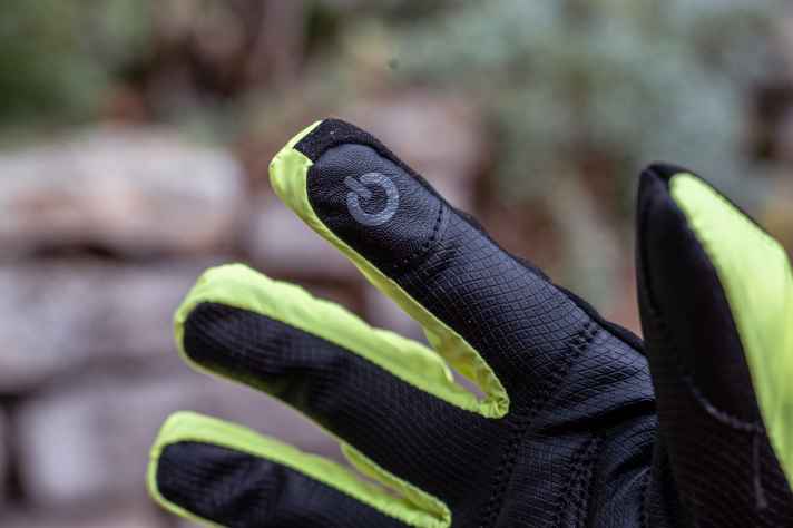 Der Besatz an Zeigefinger und Daumen ist Smartphone-tauglich und trotzdem ausreichend griffig