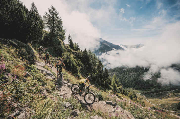 Während Eltern die pädagogische Wirkung von Bike-Ausflügen aus erster Hand kennen, ist sich die Wissenschaft uneinig, was es braucht, um ein erlebnispädagogisches Angebot zu definieren.