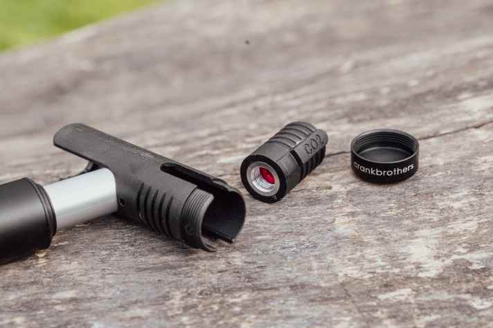 Cleveres Detail: Im Klappgriff versteckt sich zusätzlich ein Adapter für CO2-Kartuschen - wenn`s mal schneller gehen muss