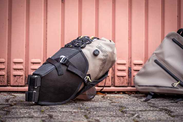 Die Satteltasche der Eigenmarke Rockrider besteht aus einem robusten Holster, das den Packbeutel aufnimmt und zum Beladen am Bike bleiben kann