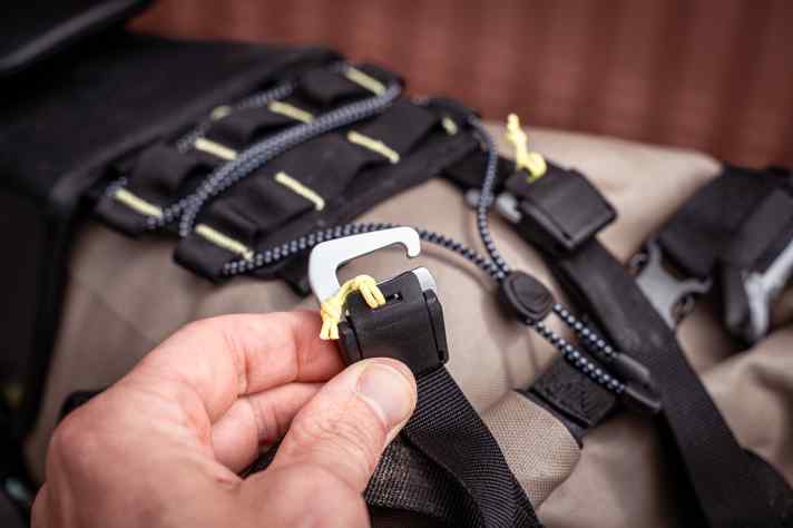 Die Alu-Haken machen die Konstruktion haltbar und robust, beim Einhängen sind sie teilweise etwas friemelig