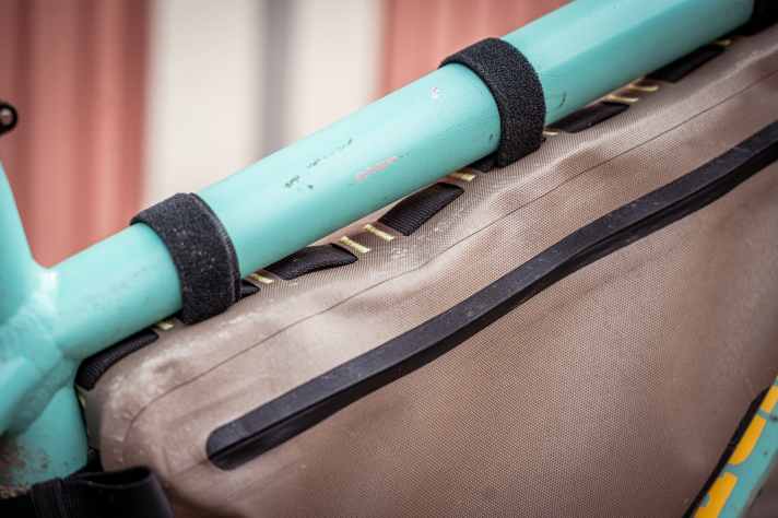 Die Klettstraps lassen sich variabel positionieren. Dank des PU-beschichteten, robusten Materials ist die ADVT 900 Full Frame wasserdicht