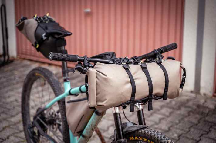 Hier trifft günstig auf gut: Das Lenkertaschen-Set von Decathlon ist zwar nicht wirklich leicht, dafür robust und solide im Handling
