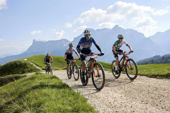Die Sella Ronda Hero trägt Marathon-Fahrer weit hinaus auf die Gipfel der Alpen und ist auch in diesem Jahr ein Top-Tipp für trainierte Biker.