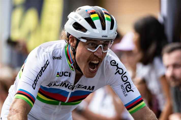 Simon Gegenheimer im Zielsprint, hier mit den begehrten Regenbogenstreifen nach seinem WM Sieg 2021.