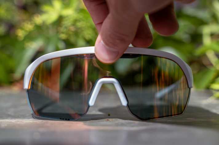 Daumentest: verdeckt man die Lichtsensoren, hellt die Ekoi E-Lens ohne jegliche Verzögerung auf.