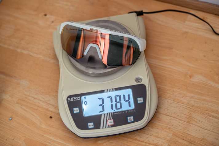 Fast 38 Gramm - für eine Sonnenbrille nicht gerade wenig.