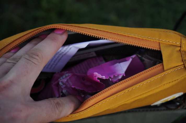 Zwei-Wege-Reißverschluss und große Öffnung helfen, den Überblick über den Tascheninhalt zu behalten. Außerdem lassen sich Kleinteile in kleinen Mesh-Taschen verstauen.