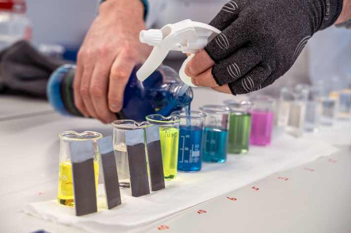 Den Testschmutz auf den Alu-Plättchen müssen die Reiniger ohne Hilfe einer Bürste lösen