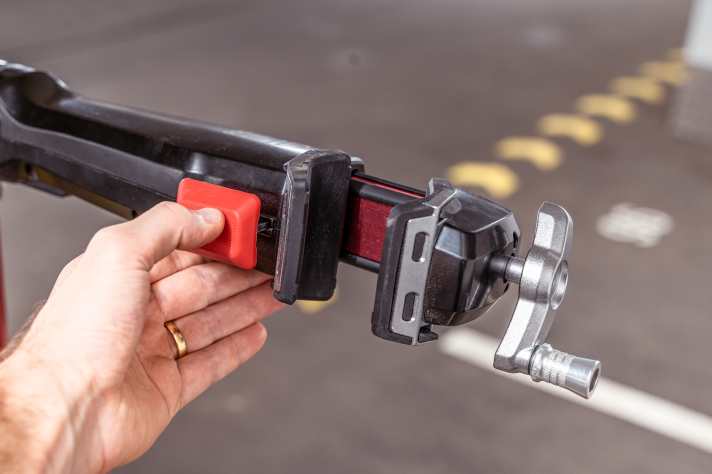 Drückt man den roten Knopf, springt die Klemmung automatisch in die offene Position