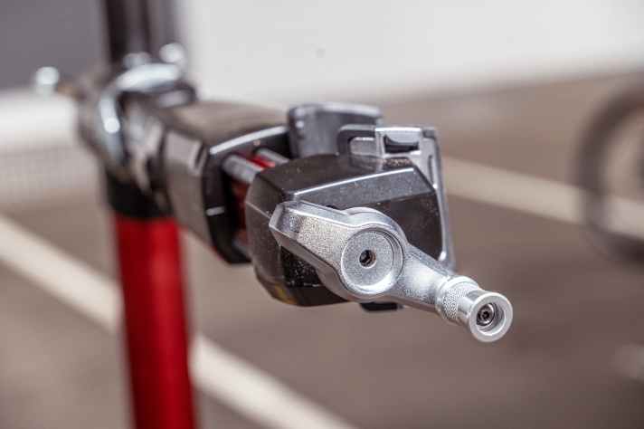 Mit der Drehkurbel lässt sich das Bike bequem einhändig im Ständer sichern. Die Handhabung bietet unserer Meinung nach aber kaum Vorteile zur Vorgänger-Version mit Flügelrad.
