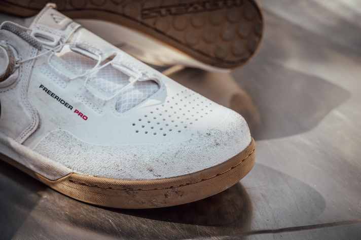 Schutz gibt es nur im Zehenbereich. Wer auch an den Knöcheln Prtotection möchte, muss auf andere Modelle ausweichen