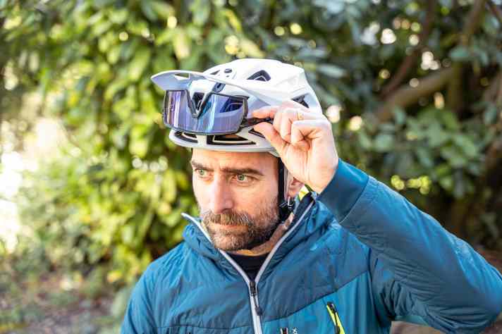 Praktisch: Eine Gummierung in den Lüftungsöffnungen sorgt für sicheren Halt, wenn die Brille im Uphill unter dem Visier verstaut wird
